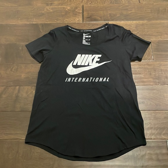 NWOT Nike International Tee - Picture 1 of 7